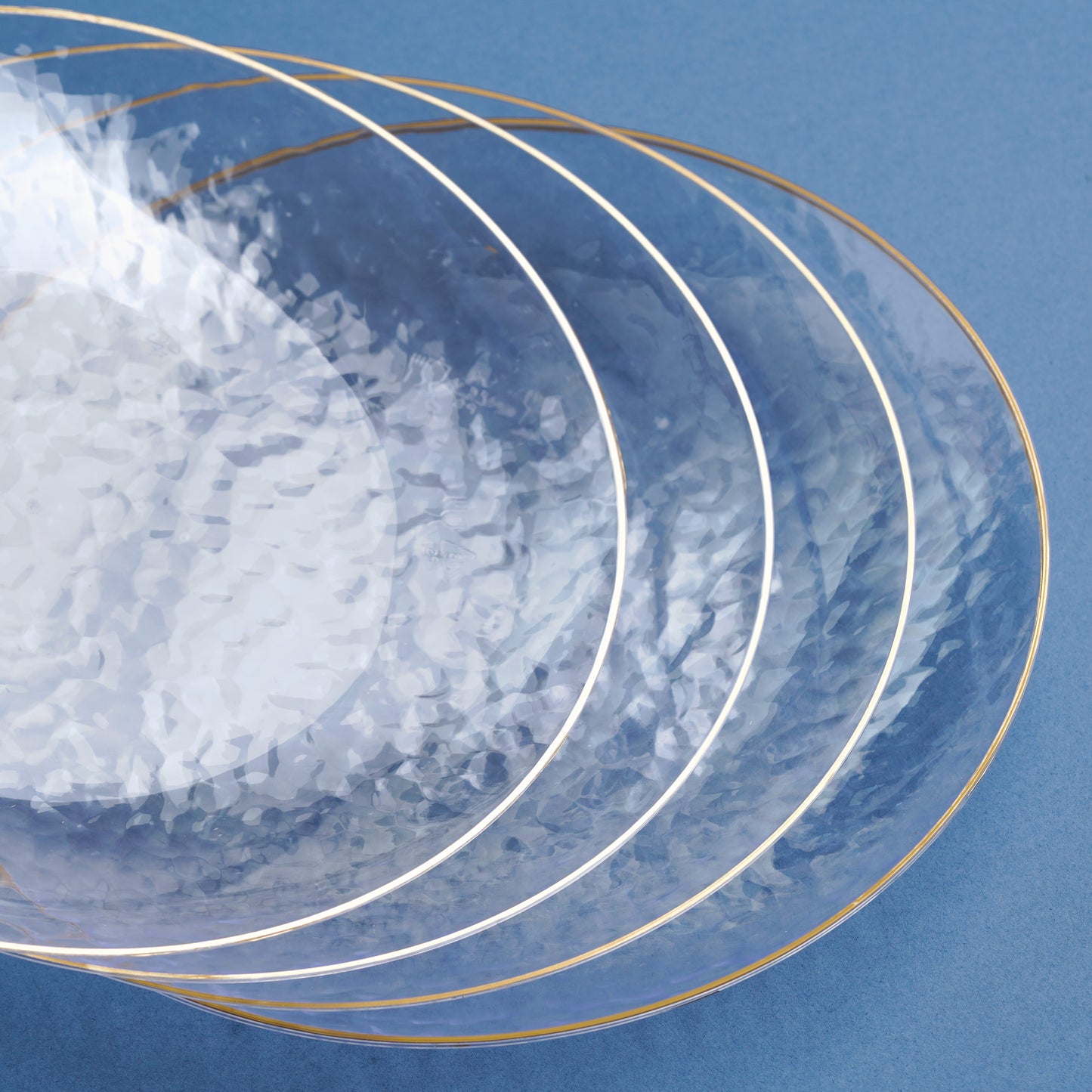 20 Pack - 9 Inch Hard Plastic Dinner Plates with Gold Trim, Hammered Design, Clear