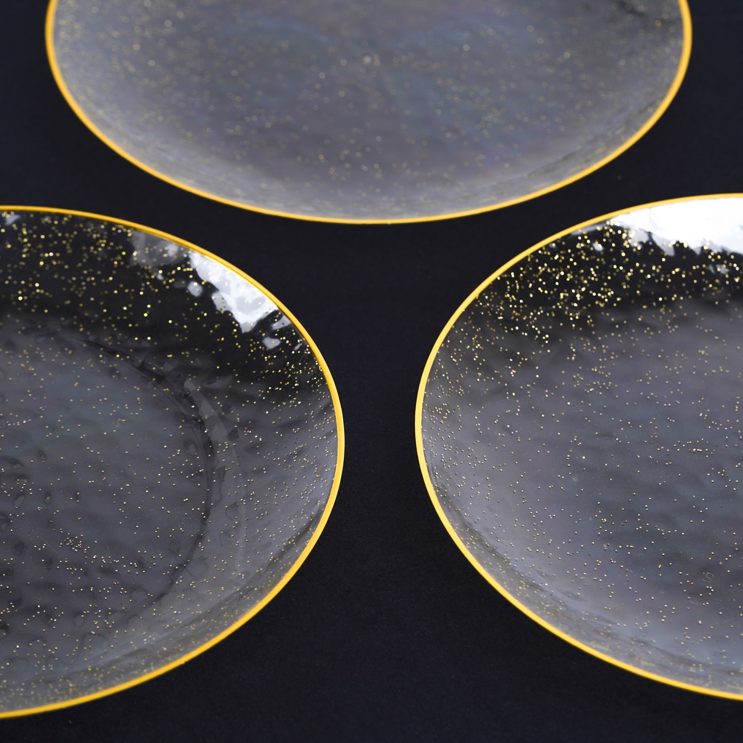20 Pack 7" Clear Plastic Plates with Gold Rim & Glitter Finish